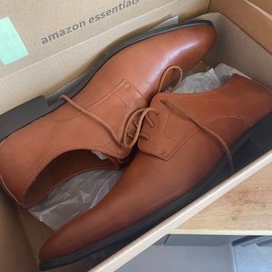New in box Amazon Essentials men’s dress shoes. Nothing wrong only tried on.